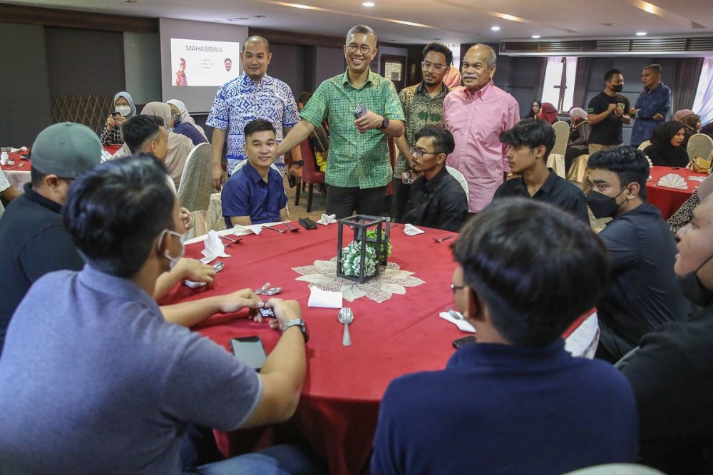 Datuk Seri Tengku Zafrul Abdul Aziz speaks to students at the De Palma Hotel in Kuala Selangor August 14, 2022. — Picture by Yusof Mat Isa