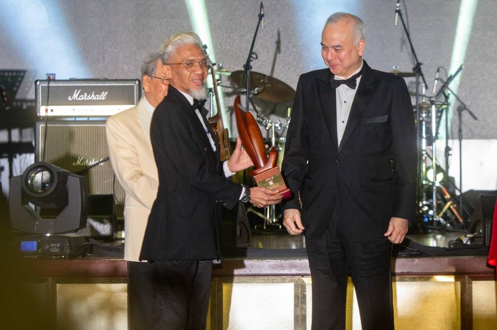 Mohd Raffi'e Jaafar accepts the Tun Dr Siti Hasmah Award 2022 from Sultan Nazrin Shah during the Sunway-Malaysian AIDS Foundation Red Ribbon Gala Dinner 2022 at Sunway Resort October 28, 2022. — Picture by Shafwan Zaidon