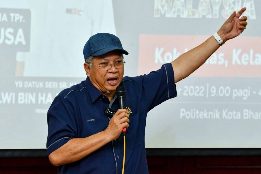 Tan Sri Annuar Musa delivers a speech during a Keluarga Malaysia programme at Politeknik Kota Bharu October 27, 2022. — Bernama pic