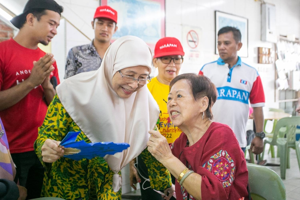 Pakatan Harapan Bandar Tun Razak candidate Dr.Wan Azizah greeting locals at Alam Damai Morning Market, October 29, 2022. — Picture by Raymond Manuel