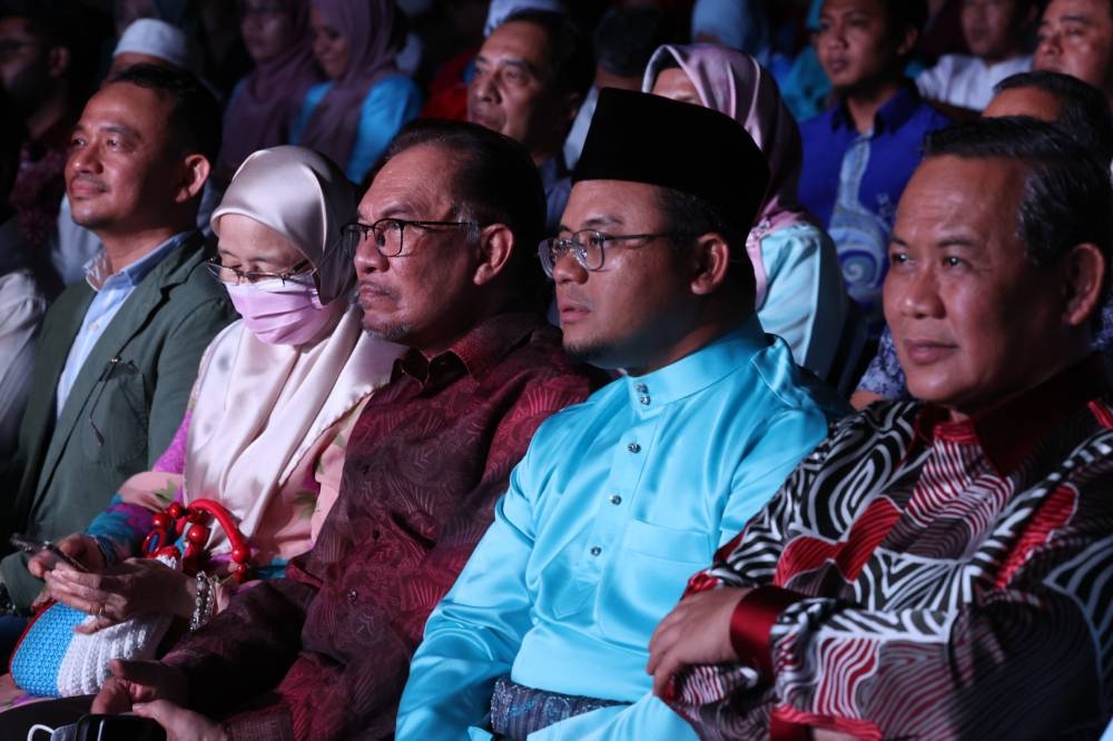 (From right) Negri Sembilan Menteri Besar Datuk Seri Aminuddin Harun is pictured with Selangor Menteri Besar Datuk Seri Amirudin Shari, and PKR President Datuk Seri Anwar Ibrahim with his wife Datuk Seri Wan Azizah Wan Ismail during the PKR Candidate Announcement Night held at Padang MPAJ, October 28, 2022. — Bernama pic