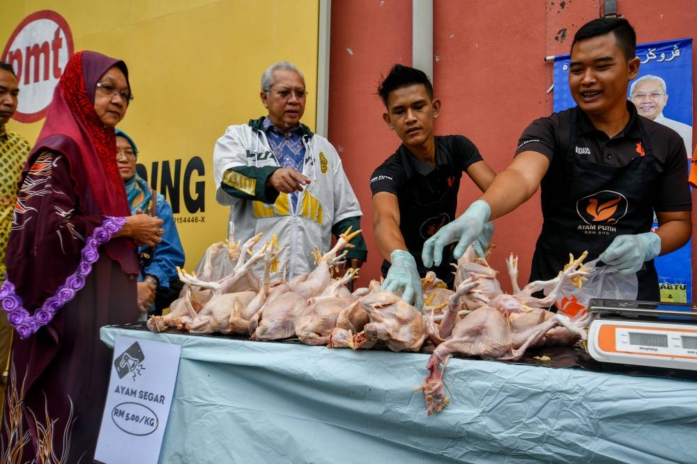 Chairman of the Special Jihad Against Inflation Team, Tan Sri Annuar Musa (third, right) meeting traders at the Malaysian Family Cheap Selling Program (JMKM) Melor state assembly level at Gudang Panji Makmur Trading, in Kota Baru, October29, 2022. — Bernama pic