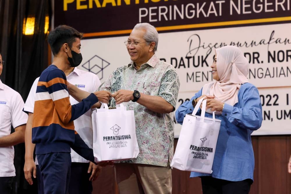 Tan Sri Annuar Musa at the UMK campus in Kota Baru October 30, 2022. — Bernama pic