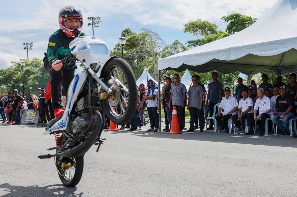 Datuk Seri Ismail Sabri Yaakob (seated, 2nd right) watches a motorcycle stunt at the Moh Wei 2 Wheel Motorsport@Bera programme in Bera, October 30, 2022. — Bernama pic 