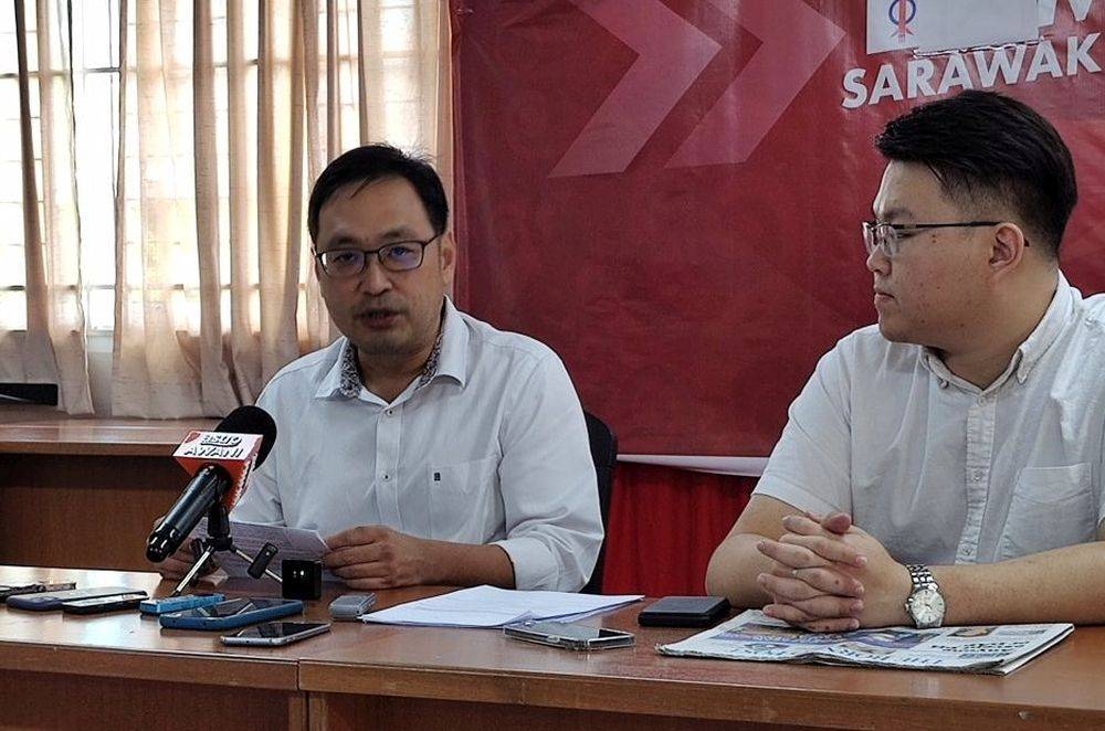 Chong  (left) paid the deposit at the state Election Commission office at Bangunan Sultan Iskandar today. — Picture by Sulok Tawie