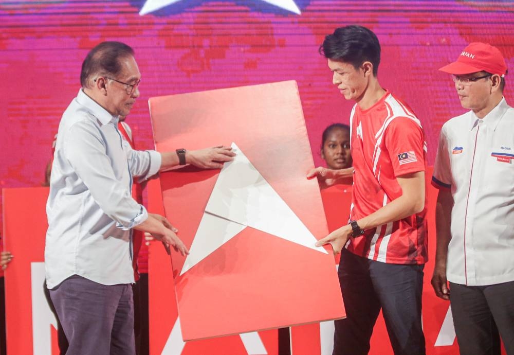 Pakatan Harapan president Datuk Seri Anwar Ibrahim unveils Pakatan Harapan's new logo at a Pakatan convention in Ipoh october 20, 2022. — Picture by Farhan Najib