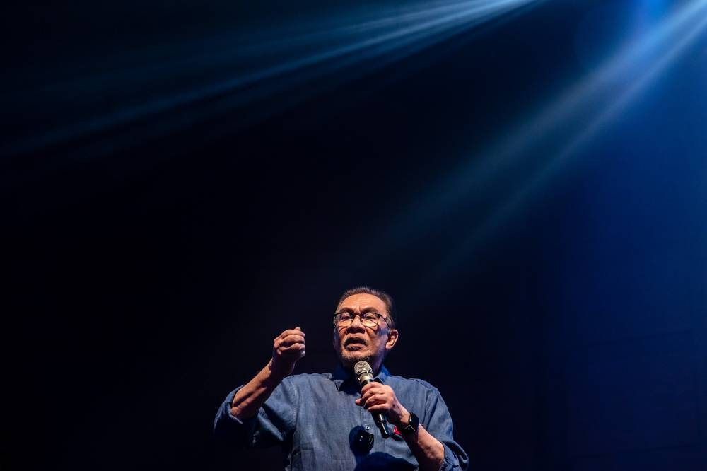 Lim urged voters to back Datuk Seri Anwar Ibrahim to be Malaysia’s 10th prime minister. — Picture by Firdaus Latif