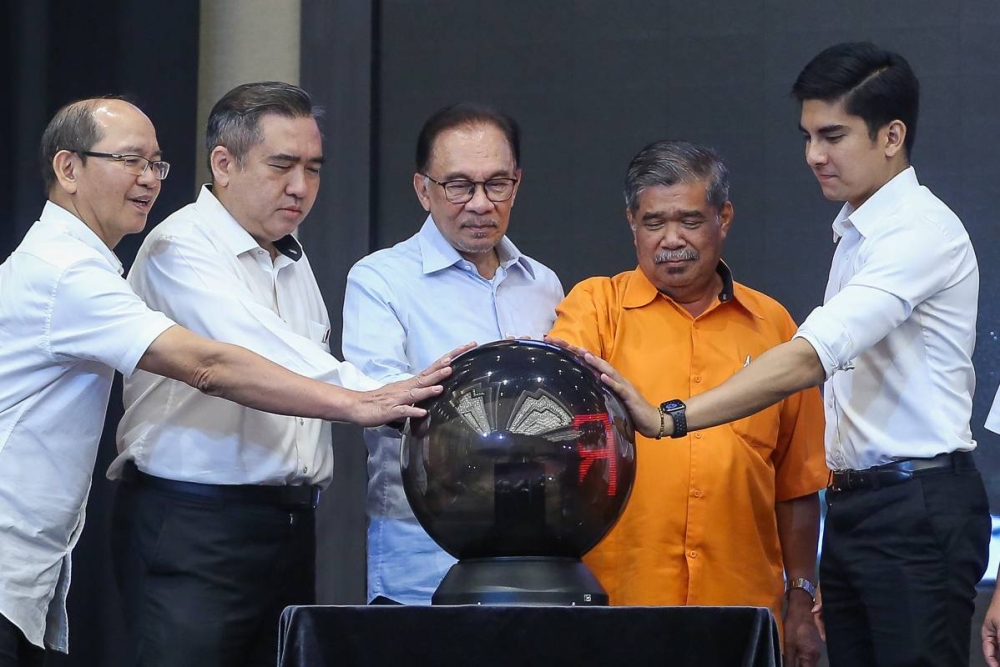 Datuk Seri Anwar Ibrahim (centre) and Pakatan Harapan leaders officiate launch of the coalition's manifesto at Wyndham Acmar in Klang November 2, 2022. — Picture by Yusof Mat Isa