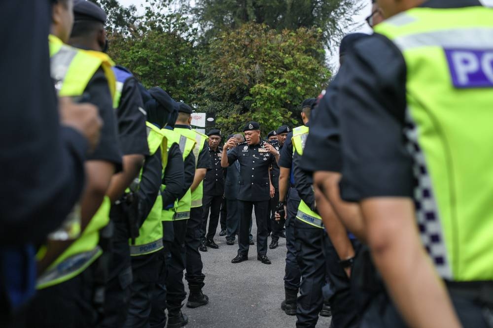 Kedah police chief Datuk Wan Hassan Wan Ahmad briefs 200 officers and members of the Kedah Royal Malaysian Police after conducting a public order simulation exercise in Alor Setar, November 2, 2022. — Bernama pic 