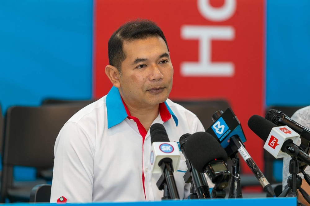 PKR deputy president Rafizi Ramli today made public his assets declaration document showing his total value of net assets of RM18,851,350 as of October 31. —  Picture by Raymond Manuel