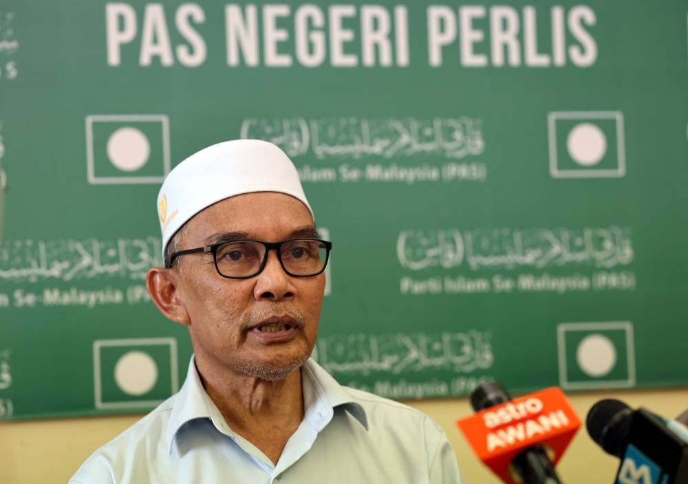 Perlis PN chairman Mohd Shukri Ramli speaks to the media after chairing the Perlis PAS meeting on incumbent Arau MP Datuk Seri Shahidan Kassim’s intention to run for the seat in GE15. — Bernama pic 