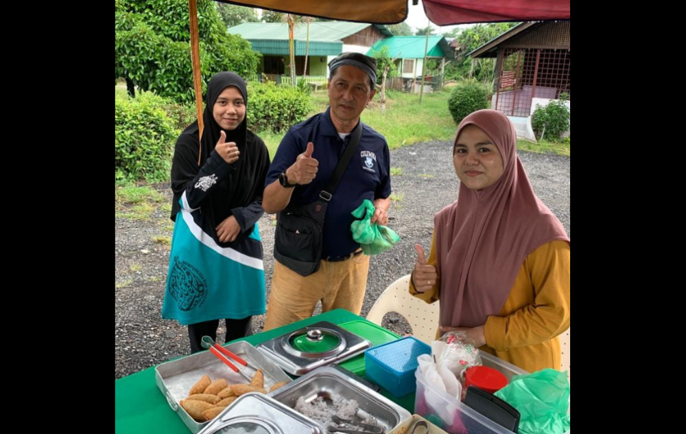 Zainal (centre) would reportedly be Pakatan’s mentri besar candidate if the coalition wins the silver state in the 15th general election. — Picture via Facebook