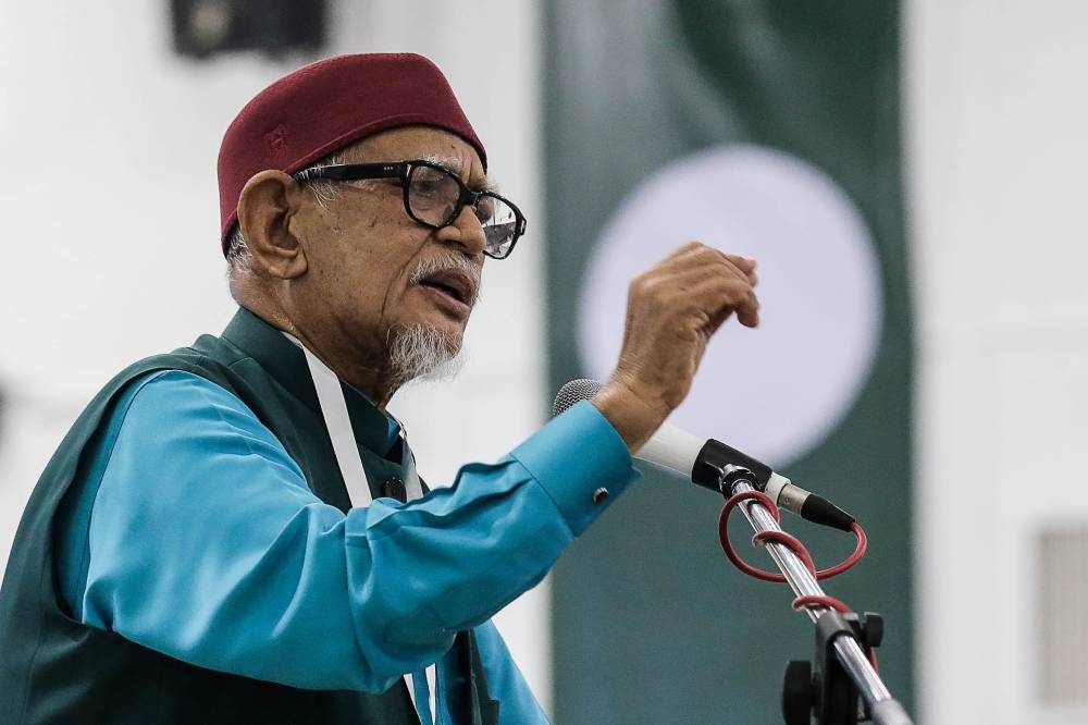 PAS president Tan Sri Abdul Hadi Awang delivers his closing speech at the 68th PAS congress in Kota Sarang Semut. — Picture by Sayuti Zainudin