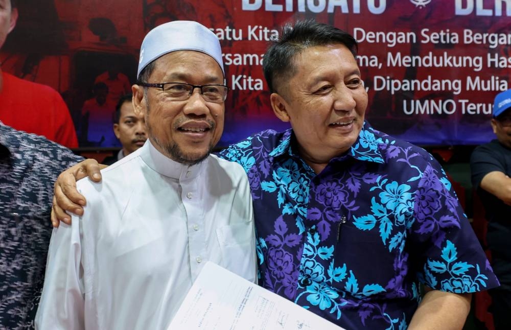 Kelantan BN liaison committee chairman Datuk Ahmad Jazlan Yaakub with Tumpat incumbent MP Datuk Che Abdullah Mat Nawi who will defend his seat on a BN ticket this GE15, at the Kelantan Umno Building, Kota Baru, November 3, 2022. — Bernama pic 