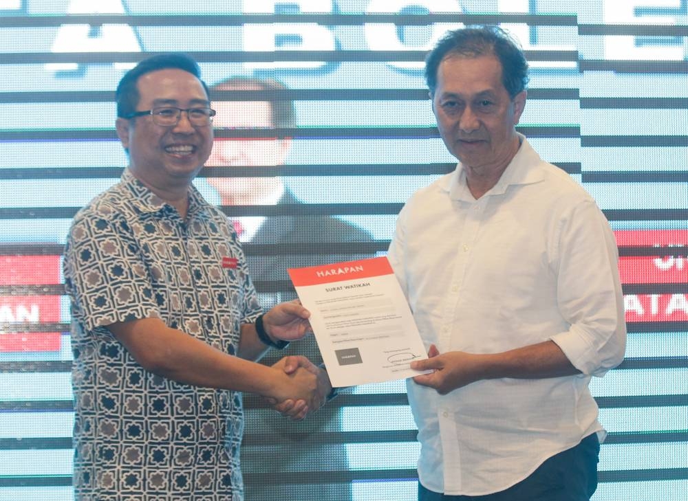 PKR vice-president Chang Lih Kang presents an election credential letter to Datuk Zainal Azman Abu Seman (right) at the Travelodge Hotel in Ipoh on November 3, 2022. — Picture by Farhan Najib