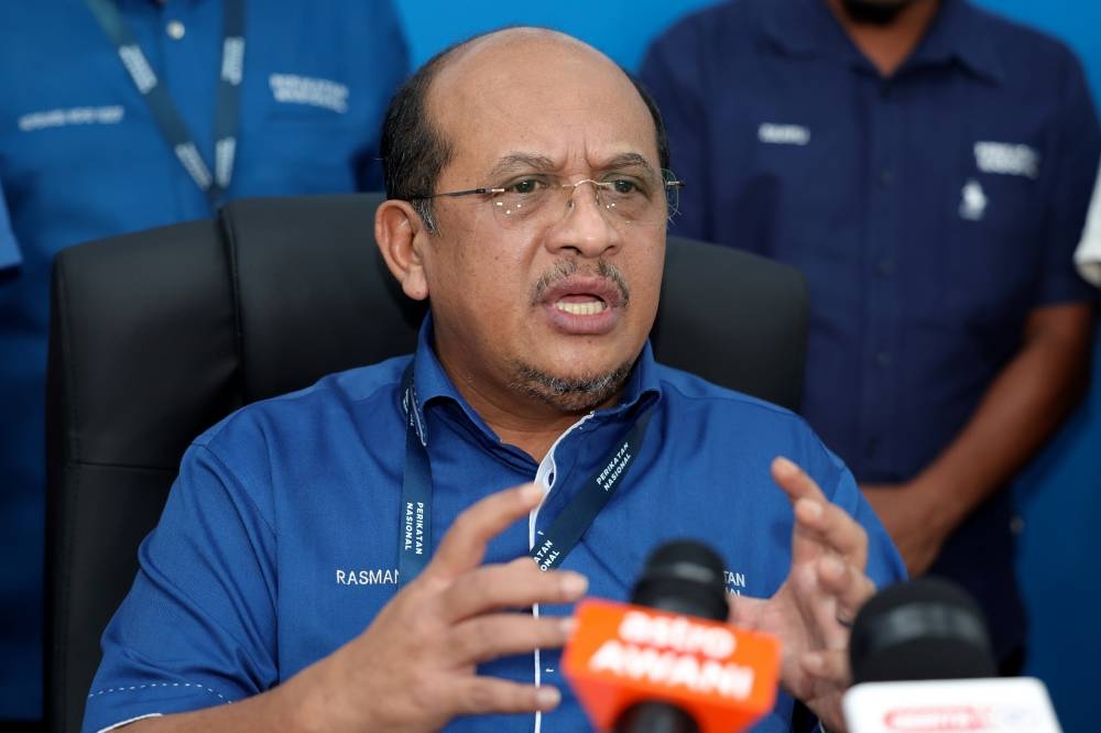 Johor PN Election director Rasman Ithnain speaks at a press conference at the Johor PN main operations room in Kulai, November 3, 2022. — Bernama pic