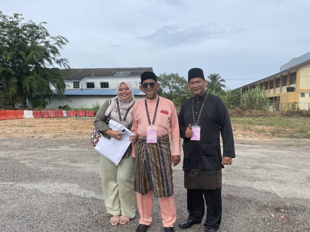 Umno man turned independent candidate Mohd Rosni Mastol (centre) has entered the contest as a show of protest. ― Picture by Radzi Razak