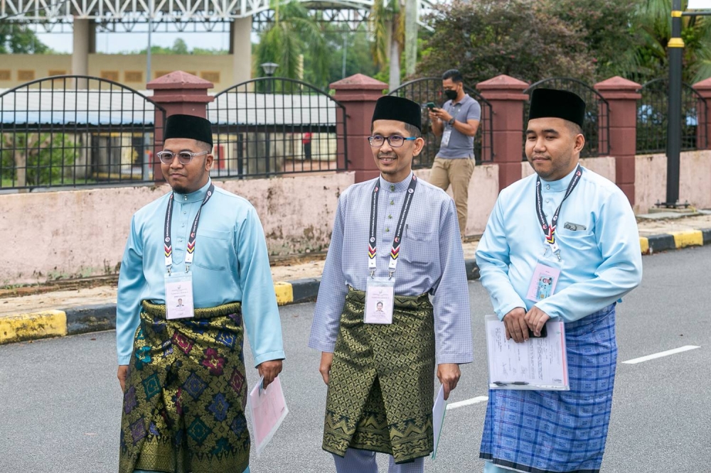 Pakatan Harapan candidate Jufitri Joha Hasan arrives at the nomination centre in Rembau November 5, 2022. ― Picture by Raymond Manuel