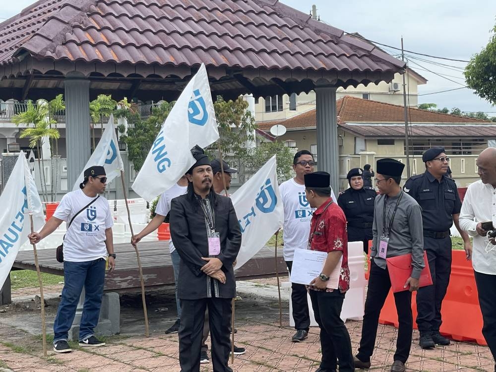 Pejuang candidate Azlan Sani Zawawi waiting to be called to send nomination papers in Tanjong Karang. ― Picture by Radzi Razak