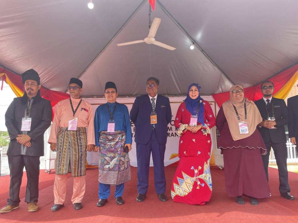 Tanjong Karang Returning Officer Mohd Raiz Radzuan (third, right) announced candidates (from left) Azlan Sani Zawawi (Pejuang), Mohd Rosni Mastol (Independent), Datuk Dr Zulkaperi Hanapi (Perikatan Nasional), Datuk Habibah Mohd Yusof (Barisan Nasional) and Siti Rahayu Baharin (Muda). ― Picture by Radzi Razak