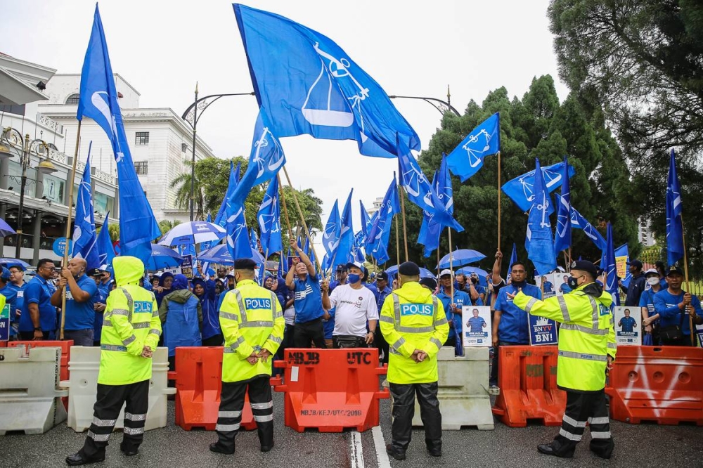 For GE15, the Johor police have deployed a total of 3,800 policemen to be stationed throughout the 26 parliamentary constituencies in the state. ― Picture by Yusof Mat Isa