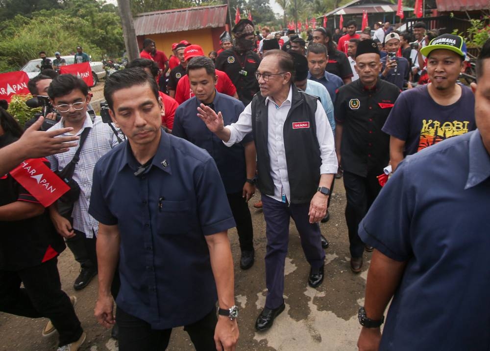 Pakatan Harapan candidate for Tambun, Datuk Seri Anwar Ibrahim at Program Anak Muda Melayu Bangkit Bersama Anwar Ibrahim  in Chemor Perak, November 5, 2022. — Picture  By Farhan Najib