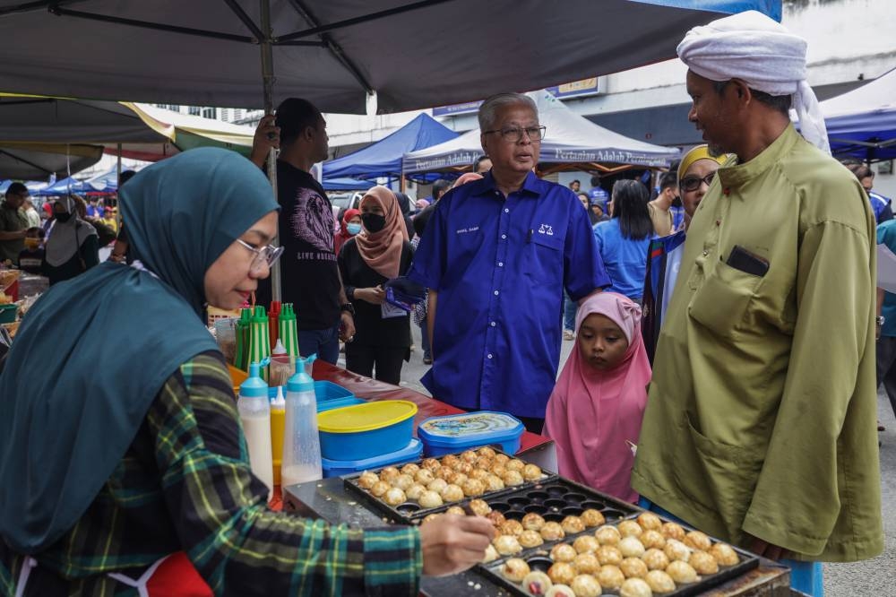 Ismail Sabri and other GE15 candidates woo voters at markets, eateries ...