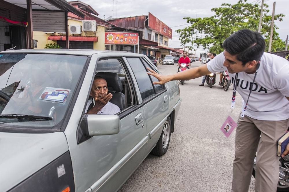 MUDA candidate for Parliament P.146 MUAR, Syed Saddiq Syed Abdul Rahman spends time socialising with local residents and fishermen during a walkabout session at Pantai Leka, Muar November 5, 2022. — Picture by Hari Anggara