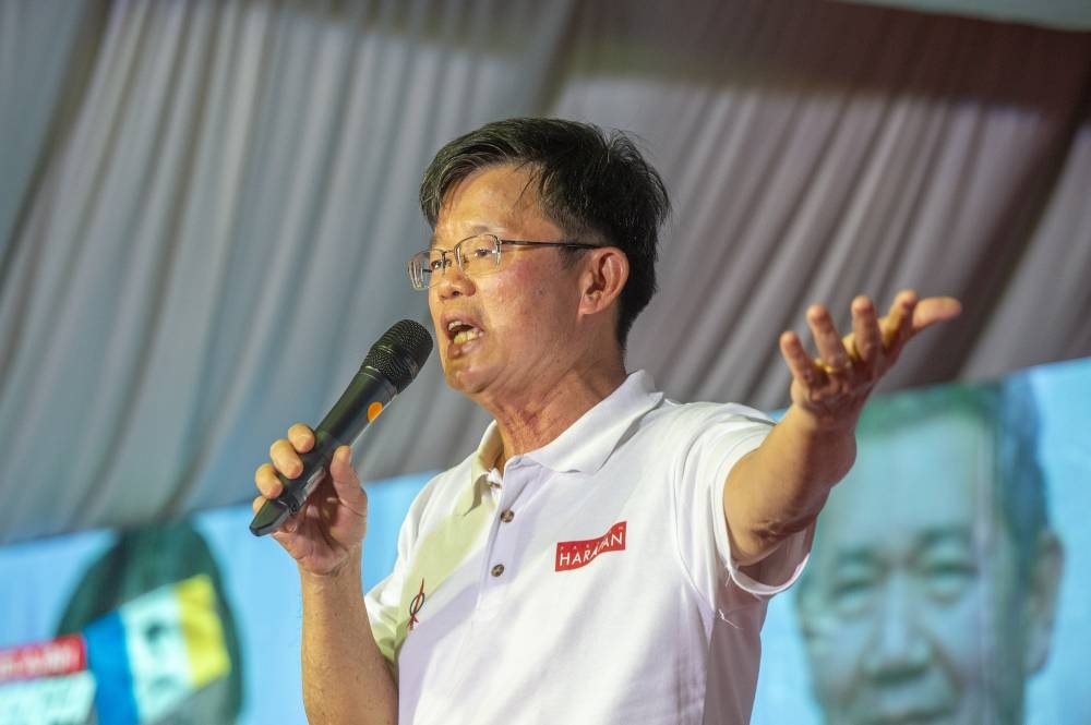 Pakatan Harapan Batu Kawan candidate, Chow Kon Yeow delivers his speech at the ceramah Mega Harapan Kedah tour in Seberang Jaya, Penang, November 6, 2022. — Picture by Shafwan Zaidon