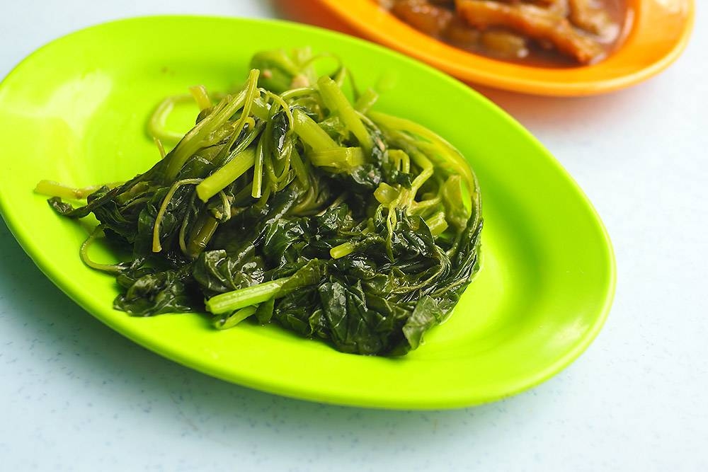 There's a selection of vegetables like this spinach that is prepared with less or no oil.