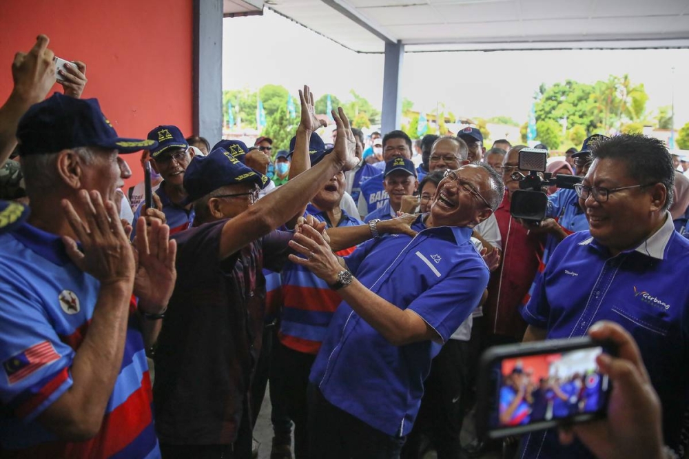 Datuk Seri Hishamuddin Hussein with his supporters during a campaign stop at Dewan Raya Felda Ulu Tebrau in Johor Baru, November 7, 2022. — Picture by Yusof Mat Isa