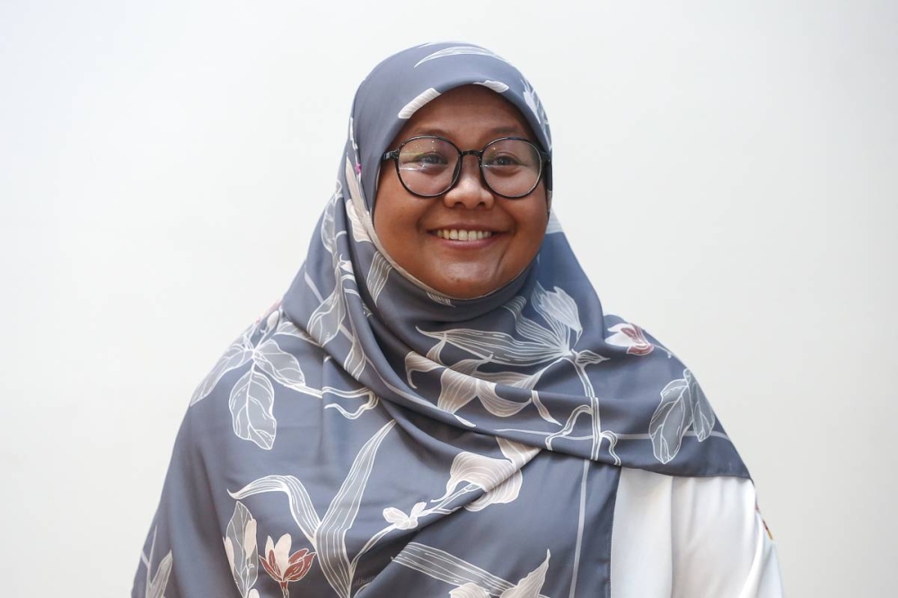 Siti Rahayu or better known as Cikgu Rahayu admits that it will not be easy for Muda to capture Tanjong Karang in the GE15 but said it can be done with a civil and earnest campaign. — Picture by Yusof Mat Isa