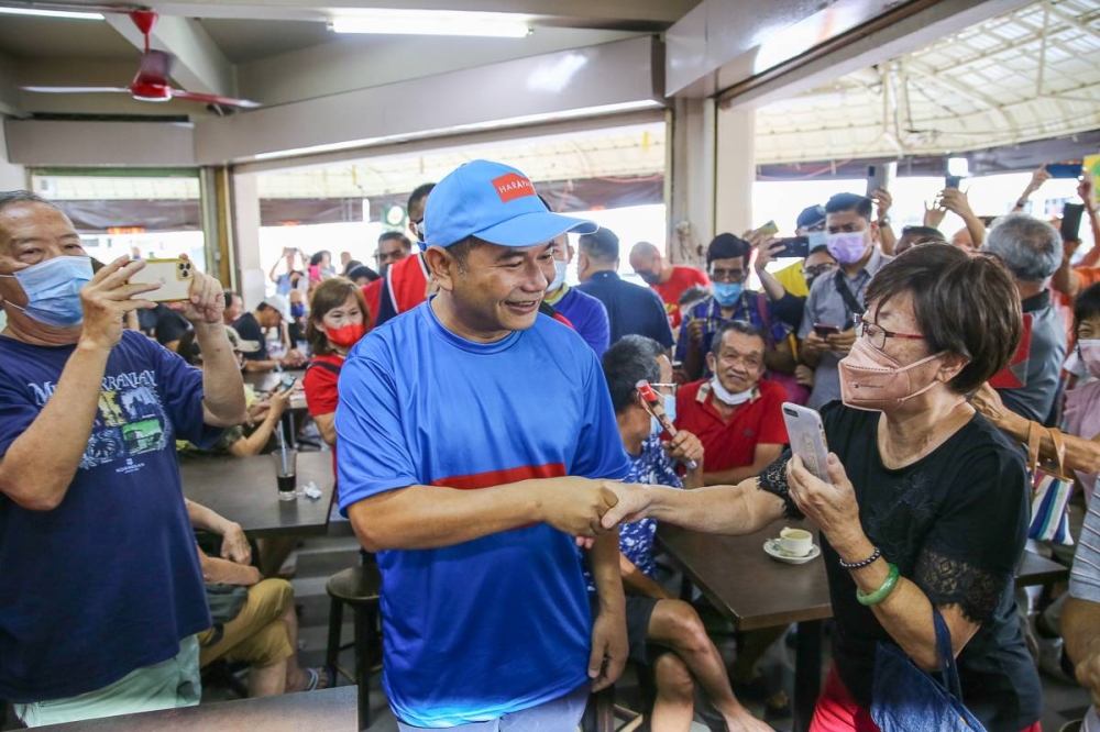 PKR deputy president Rafizi Ramli greets supporters at a restaurant in Taman Sri Tebrau, Johor Baru November 8, 2022. — Picture by Yusof Mat Isa