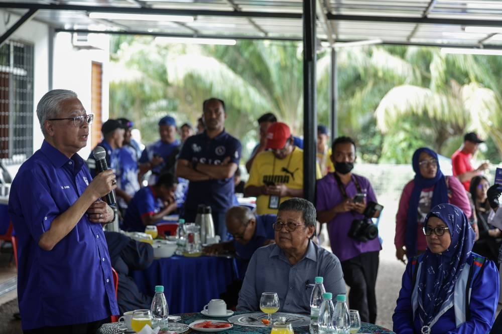 Datuk Seri Ismail Sabri Yaakob speaks at the ‘kenduri kampong’ (village feast) with residents of Kampung Bohor Baharu in Bera, November 8, 2022. — Bernama pic 