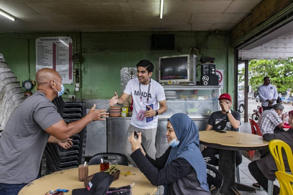 Muda candidate for Parliament P.146 Muar, Syed Saddiq Syed Abdul Rahman spends time with local residents and fishermen during a walkabout session at Pantai Leka, Muar November 5, 2022. — Picture by Hari Anggara