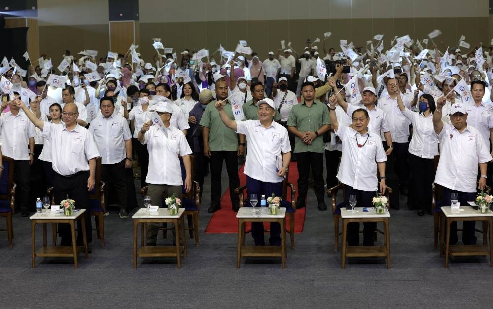 Sabah Chief Minister Datuk Seri Hajiji Noor (3rd, right) with heads of GRS component parties at the launch of its manifesto at the Sabah International Convention Centre in Kota Kinabalu, November 8, 2022. — Bernama pic