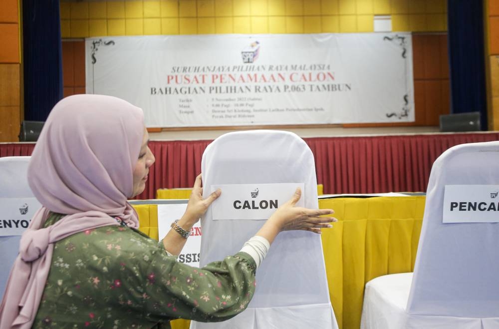 An Election Commission personnel makes final preparations at a nomination centre for P.063 Tambun, Perak, November 4, 2022. — Picture by Farhan Najib