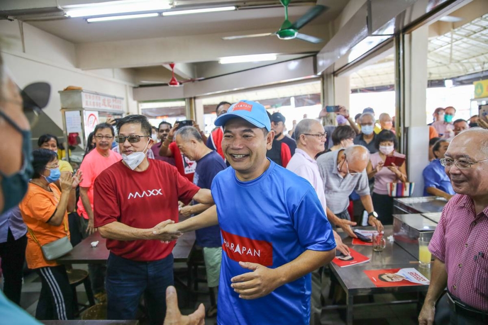 PKR deputy president Rafizi Ramli greets his supporters during a programme with Tiong Hua community at Kee Kim Huat restaurant Taman Sri Tebrau in Johor Baru November 8, 2022. — Picture by Yusof Mat Isa