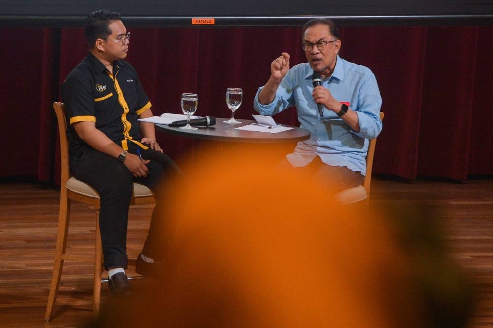 Datuk Seri Anwar Ibrahim speaks during a talk entitled 'Ada Apa Dengan Korupsi?' in Bangsar November 9, 2022. — Picture by Miera Zulyana