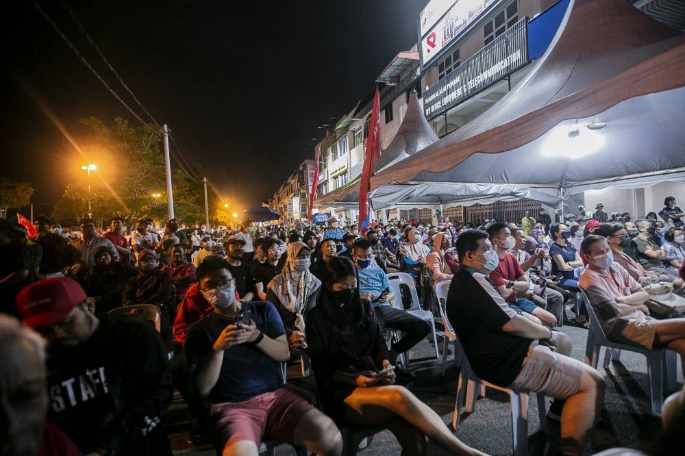 Ceramah attendees listen to Datuk Seri Anwar Ibrahim’s speech at Bukit Pasir in Batu Pahat, November 8, 2022. — Picture by Hari Anggara