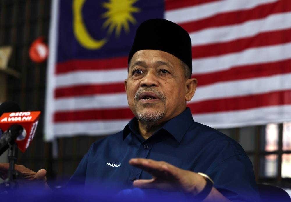 Datuk Seri Shahidan Kassim speaks during a press conference in Arau November 9, 2022. — Bernama pic 