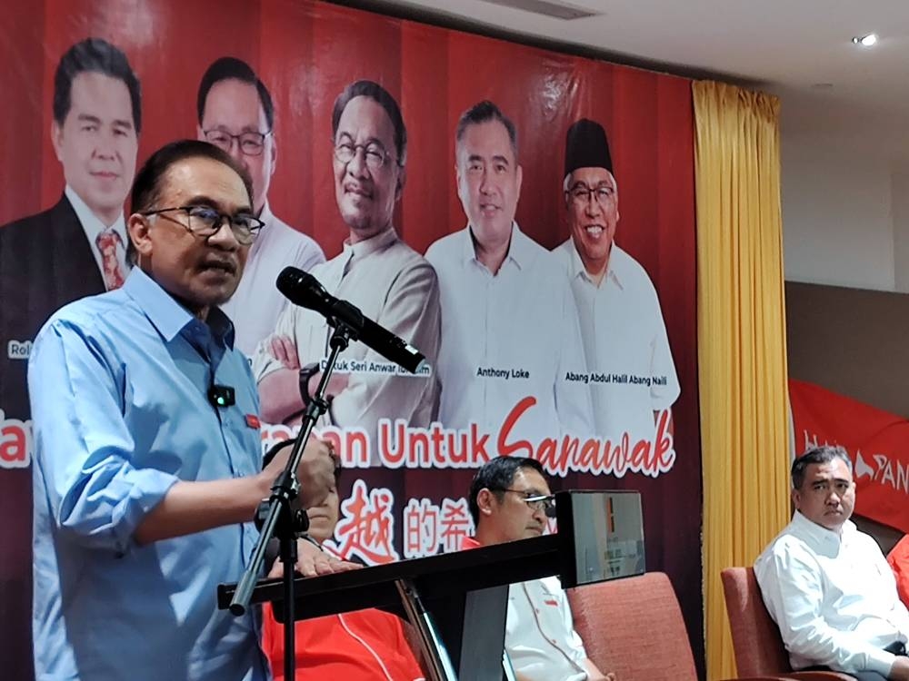 Pakatan Harapan chairman Datuk Seri Anwar Ibrahim announces the coalition’s offer to Sarawakian voters in Kuching November 12, 2022. — Picture by Sulok Tawie