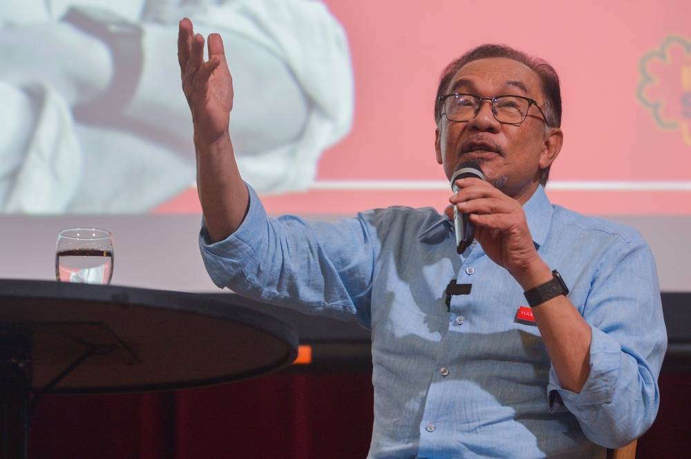 President of PKR, Datuk Seri Anwar Ibrahim speaking during 'Ada Apa Dengan Korupsi' talk in Bangsar on November 09, 2022. — Picture by Miera Zulyana