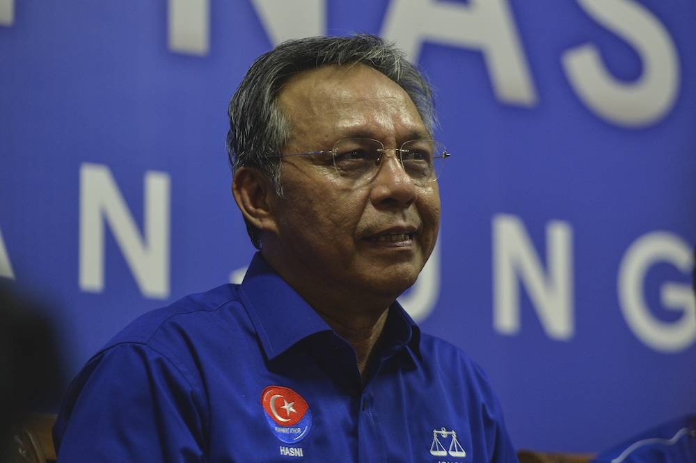 Johor Barisan Nasional (BN) chief Datuk Seri Hasni Mohammad predicts that not a single political party or coalition will win a comfortable position. — Picture by Shafwan Zaidon