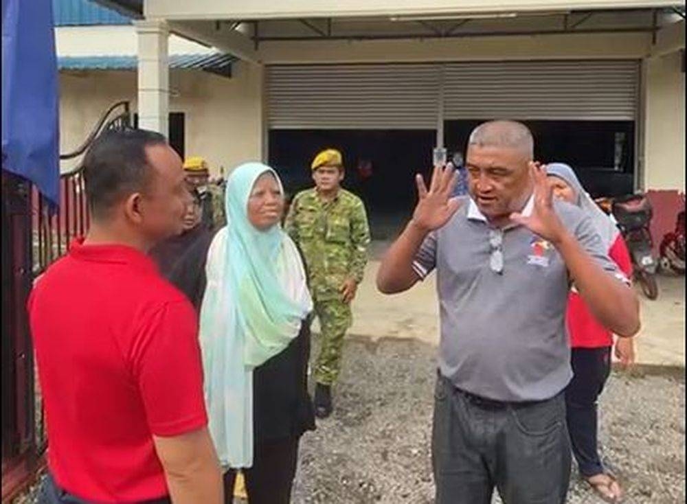 Pakatan Harapan’s (PH) Simpang Renggam parliamentary candidate Maszlee Malik and his entourage was chased away by an elderly man while campaigning in the constituency. — Screenshot of video shared via social media