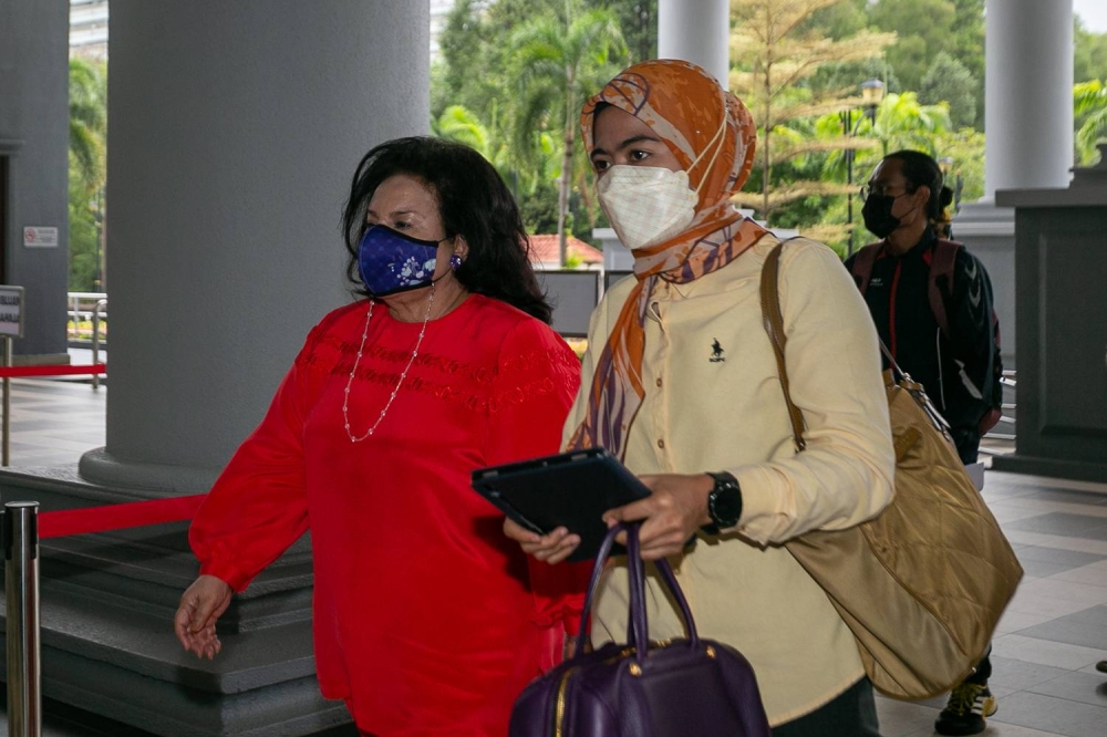 Datin Seri Rosmah Mansor (left) arrives at the Kuala Lumpur High Court November 14, 2022. —Picture by Raymond Manuel