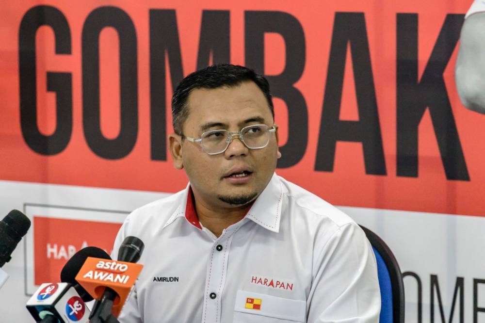 Pakatan Harapan candidate for Gombak Datuk Seri Amirudin Shari speaks during a press conference in Batu Caves November 10, 2022. — Picture by Firdaus Latif