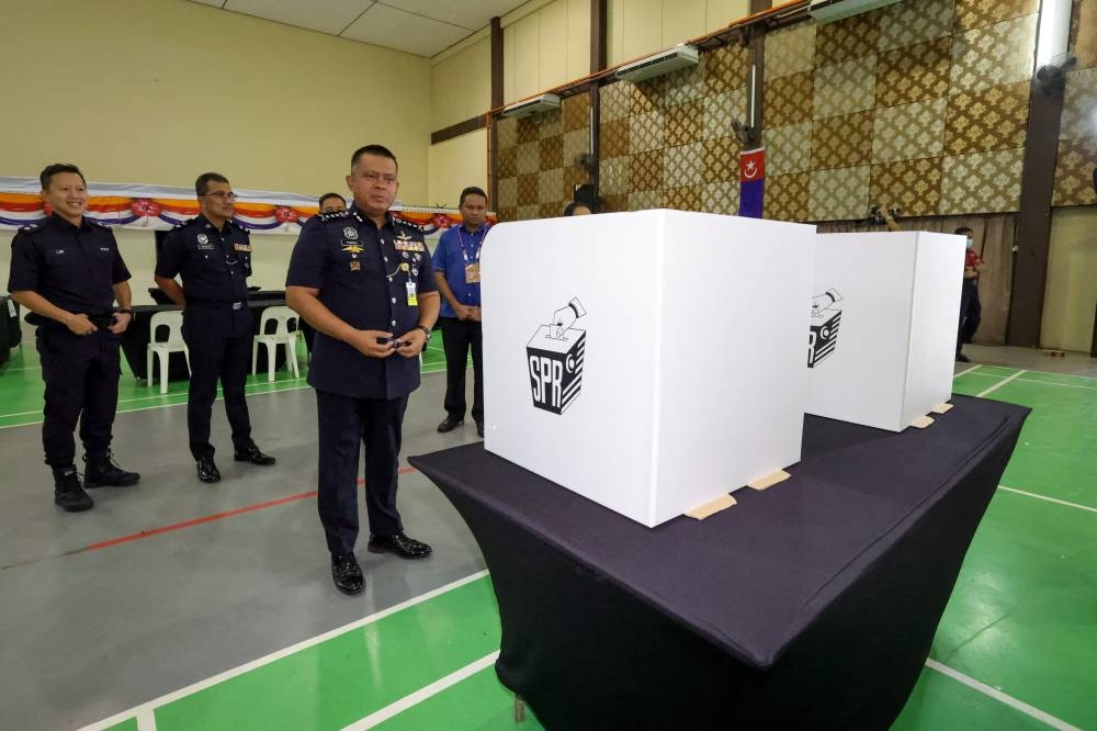 Johor police chief Datuk Kamarul Zaman Mamat (front, left) inspects the preparations for the early voting centre at Dewan Dato Onn after a press conference regarding the GE-15 Op at the Johor Police Contingent Headquarters, November 14, 2022. — Bernama pic 