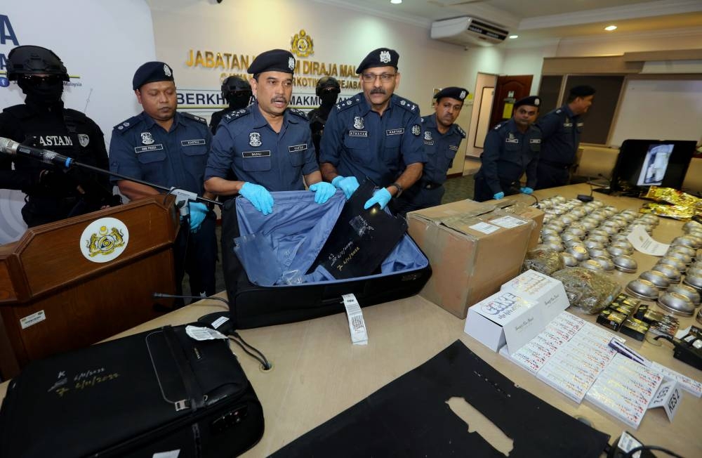 Deputy director-general of the Royal Customs Department (Enforcement and Compliance) Sazali Mohamad (3rd, left) shows a bag containing drugs at a press conference at the Narcotics branch, JKDM headquarters in Nilai, November 14, 2022. — Bernama pic 