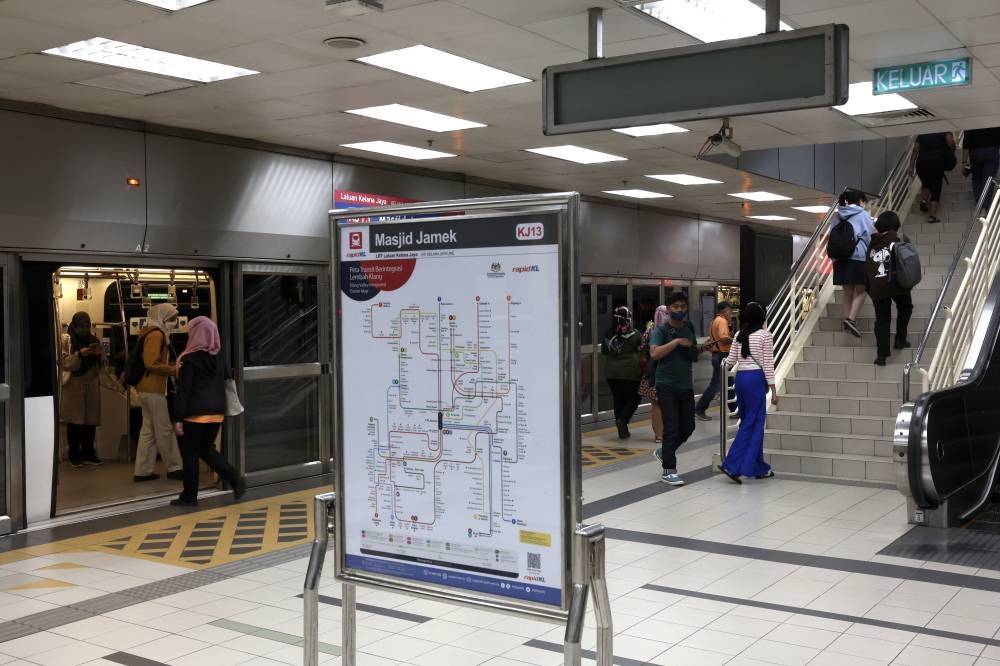 Commuters using the Kelana Jaya light rail transit (LRT) line service in Kuala Lumpur, November 14, 2022. — Bernama pic 